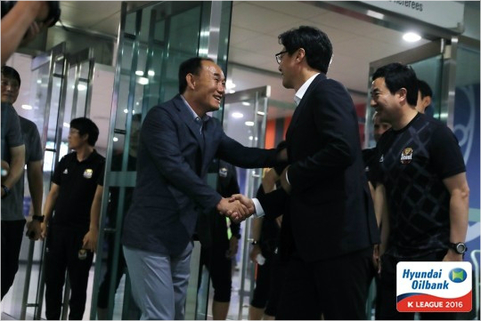 김학범감독은새롭게부임한황선홍감독의FC서울데뷔전상대가된것을'기쁨조'라고표현했지만오히려쓰린패배를안기며최근5경기무승의부진에서탈출했다.(사진=한국프로축구연맹제공)