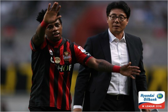 FC서울의외국인공격수아드리아노는황선홍감독부임후첫경기에서골맛을보며기분좋은출발을알렸지만후반경기도중상대수비수를가격해퇴장당하는아쉬움도남겼다.(사진=한국프로축구연맹제공)