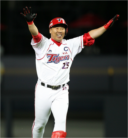 '꽃이피었습니다'KIA이범호가29일LG와홈경기에서9회끝내기안타를때린뒤기뻐하는모습.(광주=KIA)