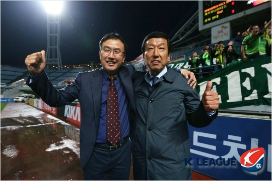 전북현대의가파른성장을이끈이철근단장과최강희감독(왼쪽부터)은소속스카우트와일부심판의금품수수에책임을지고사퇴하겠다는뜻을내비쳤다.(사진=한국프로축구연맹제공)