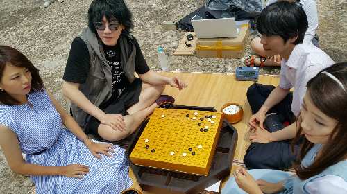 30일독도에서이세돌9단·장혜연아마6단팀(오른쪽)과아마6단인가수김장훈·바둑기사이슬아4단팀이대국을벌이고있다.(사진=공연세상제공)