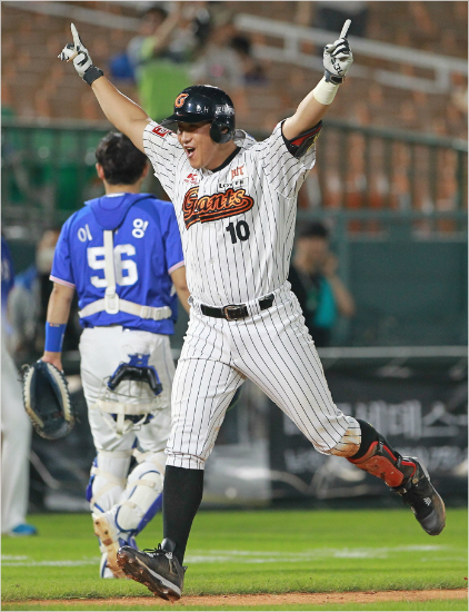 '오늘은내가끝냈다'롯데황재균이6월30일삼성과홈경기에서연장10회말끝내기홈런을날린뒤기뻐하며홈으로들어오는모습.(부산=롯데)