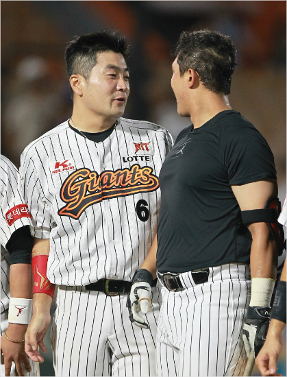 '이기분알겠지?'KBO사상최초로2경기연속끝내기안타를날린롯데문규현(왼쪽)이6월30일끝내기홈런을날린동료황재균을격려하는모습.(부산=롯데)