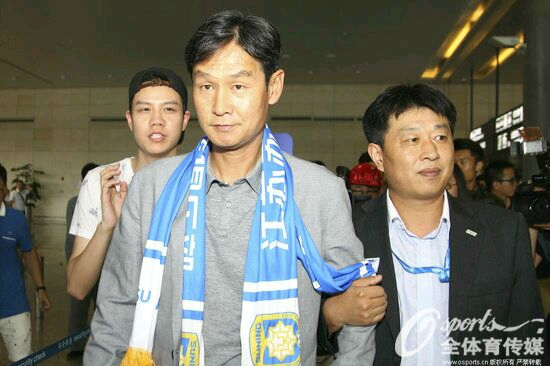 '독수리의대륙비행은시작됐다'중국슈퍼리그장쑤쑤닝의사령탑을맡아새로운도전에나선최용수감독(사진=장쑤쑤닝트위터캡처)