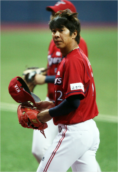 '세이브상황이아니네?'KIA임창용이1일넥센과원정에서4회2사1루에등판해김민성을삼진으로잡아낸뒤더그아웃으로들어가는모습.(고척=KIA타이거즈)