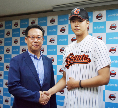 부산고특급투수윤성빈(오른쪽)이3일롯데와계약을마친뒤이윤원단장과악수를나누고있다.(사진=롯데자이언츠)