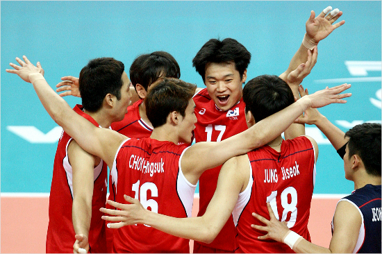 앞선경기에서6연패를당한한국남자배구는서울에서열린월드리그3주차경기에서3연승을내달리며2그룹잔류의희망을살렸다.(사진=대한배구협회제공)