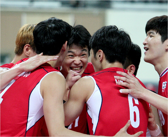 서재덕(가운데)의맹활약을앞세운남자배구대표팀은1,2주차6연패의아픔을뒤로하고서울에서열린월드리그3주차경기에서내리3연승을거뒀다.(사진=대한배구협회제공)
