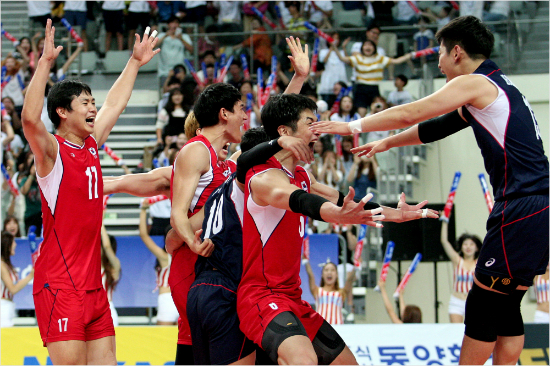 서울에서열린월드리그3주차경기를모두승리한한국남자배구는중국이일본을꺾은덕에극적으로2그룹잔류를확정했다.(사진=대한배구협회제공)