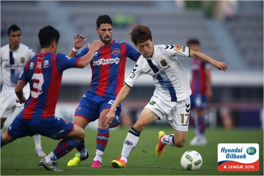 K리그클래식선두전북현대와최하위수원FC는4골을주고받는접전끝에사이좋게승점1점씩나눠가졌다.(사진=한국프로축구연맹제공)