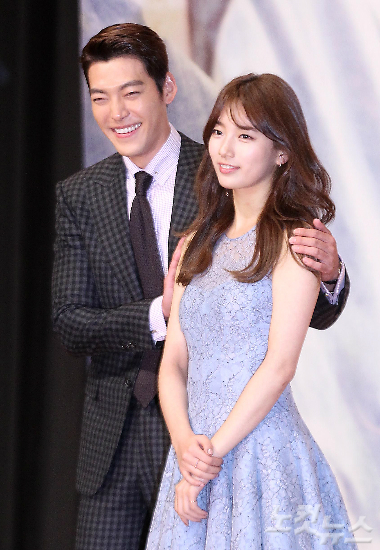 배우김우빈(왼쪽)과수지가4일오후서울용산구그랜드하얏트서울호텔에서열린KBS특별기획드라마'함부로애틋하게'제작발표회에서포즈를취하고있다.(사진=박종민기자)