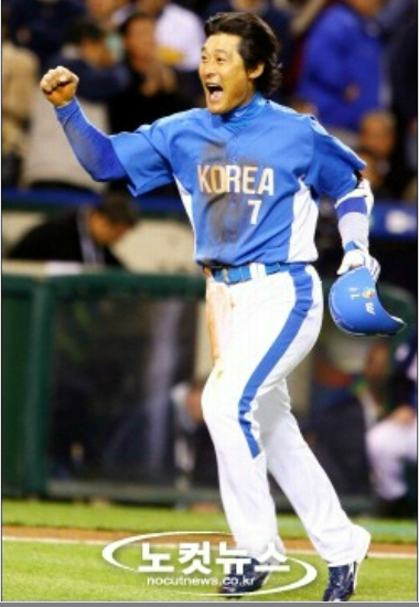 '이감동을한국에서?'WBC의내년3월1라운드한국개최는이미가닥이잡혔지만공식발표는늦어지고있다.사진은2006년1회대회때일본과본선승리의일등공신인이종범이기뻐하는모습.(자료사진=노컷뉴스DB)