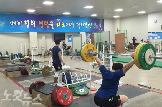 '베이징의영광을리우에서!'한국역도대표팀선수들이태릉선수촌에서훈련에매진하고있다.(사진=송대성기자)