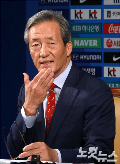 정몽준대한축구협회명예회장은국제축구연맹(FIFA)소청위원회가자신의자격정지징계를6년에서5년으로줄이고,벌금도1만스위스프랑으로경감한결정에대해"실망스럽다"고공식반발했다.박종민기자