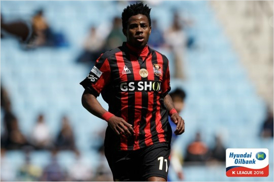 FC서울의간판공격수아드리아노는황선홍감독의공식데뷔전에서선제골을넣은뒤상대선수를향한거친행동으로퇴장당해쓰라린역전패의빌미를제공했다.더욱이4경기추가출전정지의징계로7월한달간리그경기에출전하지못하는아쉬움을추가했다.(사진=한국프로축구연맹제공)