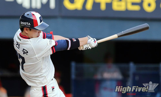 '천당과지옥을오간사나이'두산베어스박건우가6일잠실구장에서열린'2016타이어뱅크KBO리그'넥센히어로즈전에서시즌11호홈런을기록했지만아쉬운수비로실점의빌미를제공했다.(사진=두산베어스제공)