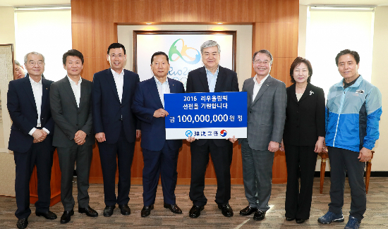 '체육사랑은여전!'조양호(가운데)한진그룹회장이7일태릉선수촌을방문해대한민국국가대표선수단에격려금1억원을전달했다.(사진=대한체육회제공)