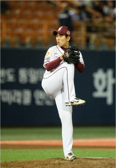 '첫스타트는내가!'넥센히어로즈의김택형이6일잠실구장에서열린'2016타이어뱅크KBO리그'두산베어스전에서1이닝2탈삼진을뽑아내는위력투로팀승리에일조했다.(사진=넥센히어로즈제공)