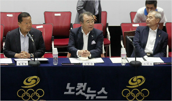 대한체육회김정행(왼쪽부터),강영중회장과조영호사무총장이지난5일리우올림픽D-30기자회견에서박태환과관련해취재진의질문을듣는모습.(자료사진=박종민기자)