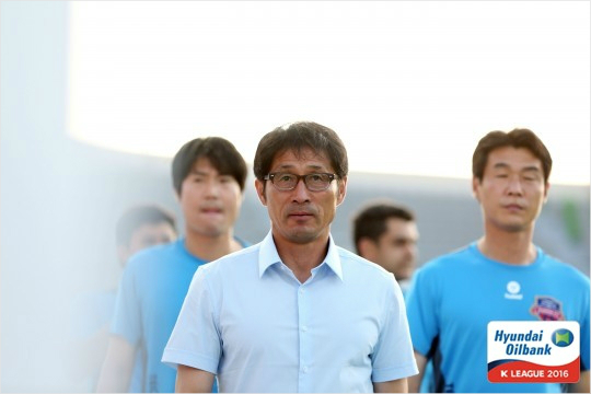 조덕제수원FC감독은올시즌두번째'수원더비'의승부처로후반30분이후를예상했다.(사진=한국프로축구연맹제공)