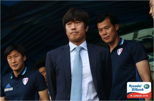 서정원수원삼성감독은올시즌두번째'수원더비'가후반상황에따라승패가바뀔수있다는점은동의했다.하지만서감독은승리하기위해서는경기초반부터확실한우위를선점해야한다고강조했다.(사진=한국프로축구연맹제공)