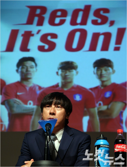 포르투갈리그에서활약하는공격수석현준(왼쪽)은신태용올림픽축구대표팀감독이선발한3명의와일드카드가운데가장먼저합류했다.황진환기자