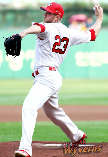 '7회까지좋았는데...'SK메릴켈리가7일한화와홈경기에서힘차게투구하고있다.그러나8회허벅지부상으로다소애매하게강판하면서시즌6승째가무산됐다.(인천=SK)