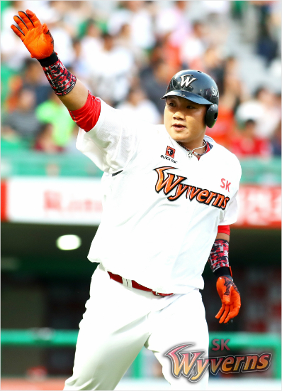 '결승포였는데...'SK최승준이7일한화와홈경기에서1-2로뒤진3회말역전3점홈런을날린뒤더그아웃을향해손짓하는모습.(인천=SK)