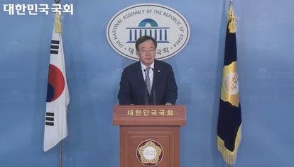 국회 정론관에서 7일 기자회견하는 강효상 의원(사진=국회방송)