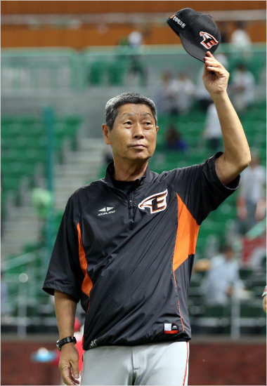 김성근한화감독이6일SK전대승을거둔뒤팬들에게답례하는모습.(인천=SK)