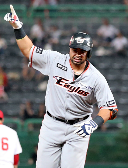 '배운대로했더니넘어갔어요'한화윌린로사리오가7일SK와원정에서8회승부에쐐기를박는2점홈런을날린뒤그라운드를도는모습.(인천=SK)