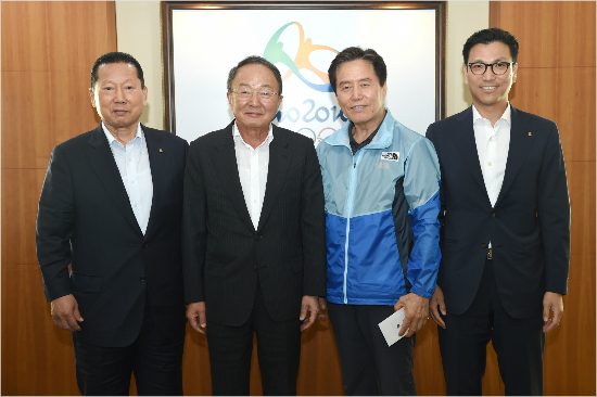 김정행대한체육회장(왼쪽부터),이수빈삼성생명회장,최종삼태릉선수촌장,김재열제일기획스포츠사업총괄사장이8일삼성그룹격려금전달식뒤포즈를취하고있다.(사진=대한체육회)
