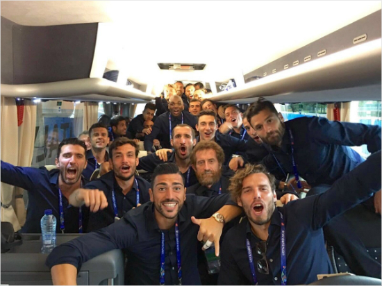 이탈리아현역국가대표공격수그라치아노펠레(앞줄가운데)는잉글랜드프리미어리그사우샘프턴을떠나중국슈퍼리그산둥루넝이적을눈앞에뒀다.(사진=그라치아노펠레공식트위터갈무리)