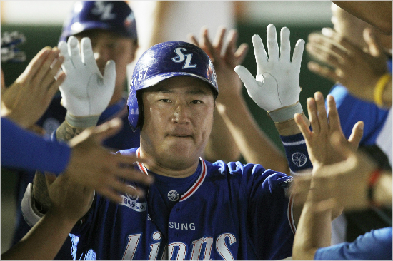 '4번타자의위용'삼성최형우가지난9일한화와대전원정에서8회추격을알리는2점홈런을날린뒤동료들의격려를받는모습.(자료사진=삼성)