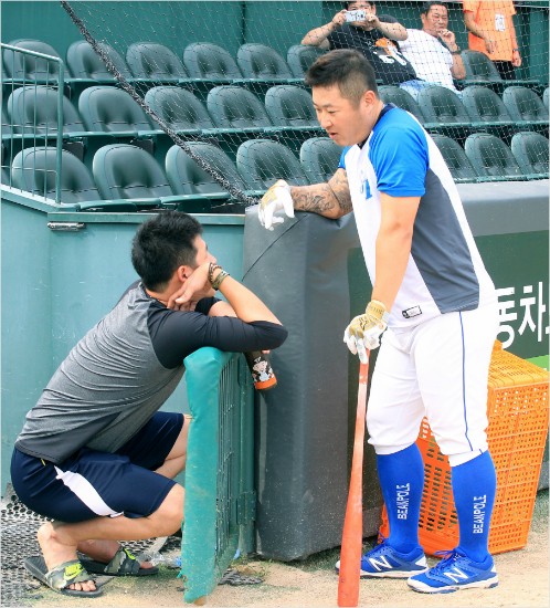 '한화좋아?'삼성최형우(오른쪽)가10일한화원정을앞두고훈련을소화하다상대팀투수이자옛동료인권혁과대화를나누는모습.(대전=삼성)