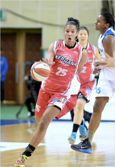 전체1순위로삼성생명유니폼을입은엘리사토마스.(사진=WKBL제공)