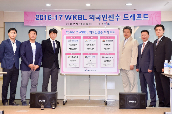 드래프트를통해총12명의외국인선수를지명한WKBL6개구단감독들.(사진=WKBL제공)