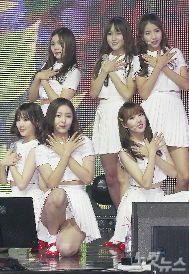 걸그룹여자친구가11일오후서울광장동예스24라이브홀에서열린첫정규앨범'LOL'쇼케이스에서멋진무대를선보이고있다.(사진=박종민기자)