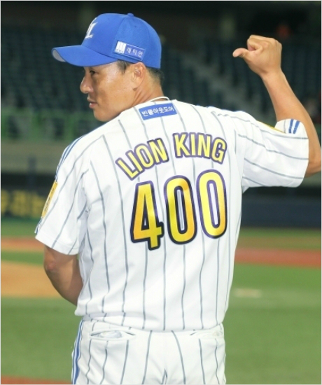 지난해6월3일롯데와포항경기에서삼성이승엽이KBO최초400홈런을달성한뒤기념유니폼을입은모습.(자료사진=삼성)