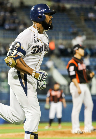 '올해도타자세상!'지난해잠시주춤했던타고투저현상은올해역대가장현저했던2014년에육박할만큼기승을부르고있다.사진은지난6일NC에릭테임즈가롯데를상대로홈런을터뜨린뒤상대투수와함께타구를바라보는모습.(자료사진=NC)