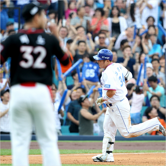 '한국타자들세네!'삼성최형우(오른쪽)가지난달26일케이티와홈경기에서케이티피노를상대로홈런을때리고그라운들도는모습.(자료사진=삼성)