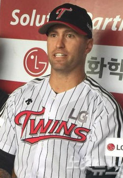 'LG의신바람야구를위해!'LG트윈스의새외국인투수데이비드허프가12일잠실구장에서취재진과인터뷰를하고있다.(사진=송대성기자)