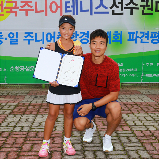 '슈퍼우먼이왔다?'축구스타이동국(오른쪽)의딸이재아가13일전국주니어테니스선수권대회10세부여자단식결승에서우승한뒤아빠와포즈를취하고있다.(순창=대한테니스협회)
