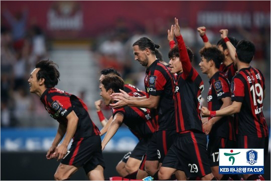 유상훈의선방으로승리가확정되자FC서울선수들이일제히골대를향해달려가고있다.(사진=대한축구협회제공)