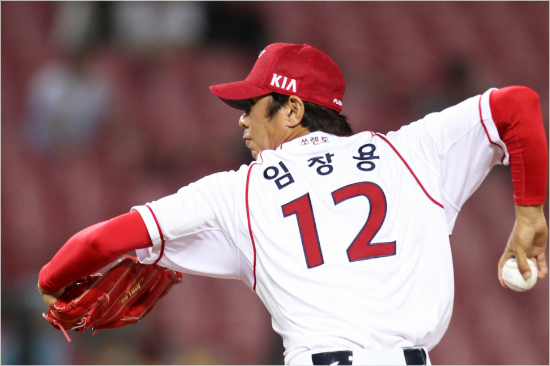 '호랑이창용불패,18년만의귀환'KIA임창용이13일SK와홈경기에서역투를펼치며타이거즈소속으로18년만에승리투수가됐다.(광주=KIA)