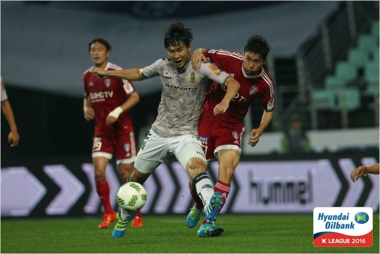 전북수비수임종은(가운데)이포항전사후영상분석으로추가징계를받았다.사진은수원전임종은의모습.(사진=한국프로축구연맹제공)