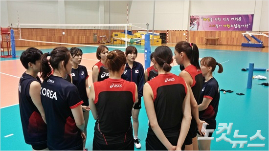여자배구대표팀의주장김연경은예선에서의부진을만회하려는이재영의성실함을칭찬했다.오해원기자