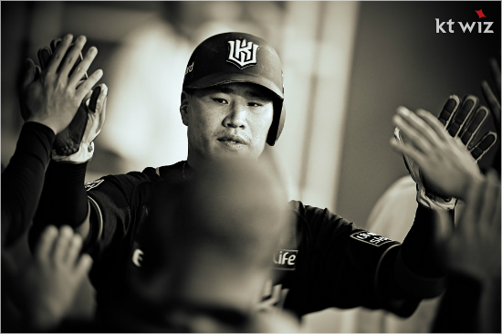 '누구의문제인가'케이티베테랑김상현(사진)의음란행위로최근프로야구계의잇딴일탈행위에대해구단이나KBO등의책임론도제기되고있다.하지만가장중요한것은인격형성의단계인아마추어때라는의견도힘을얻고있다.(자료사진=케이티)