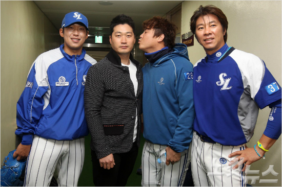 '10대애들도아닌데...'임창용(오른쪽부터),안지만,오승환,윤성환등전,현삼성투수들이지난2014년넥센과한국시리즈당시함께한모습.4명모두해외도박스캔들에휘말렸다.(자료사진=박종민기자)