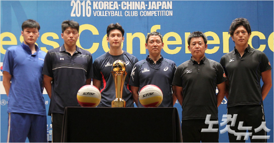 14일오전서울강서구메이필드호텔에서열린2016MG새마을금고한.중.일남자클럽남자배구대회기자회견에서최태웅감독과민성민(현대캐피탈스카이워커스,왼쪽세번째부터),선치옹감독과짠구오준(상하이골든에이지,왼쪽부터),마스나리카즈시감독과후루타시로(제이텍트스팅스,왼쪽다섯번째부터)가기념촬영을하고있다.박종민기자